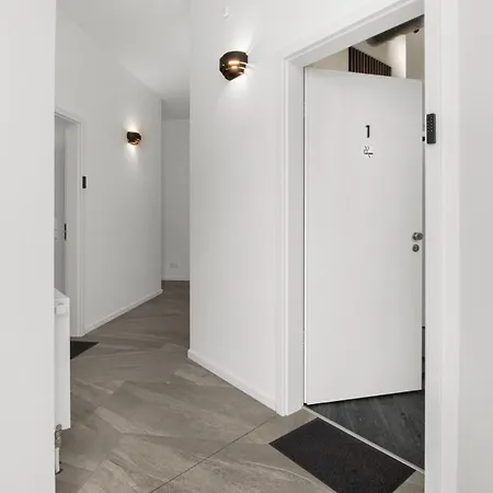 24-7 Living - Modern In With Connection Daire