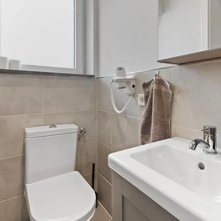 24-7 Living - Modern In With Connection *