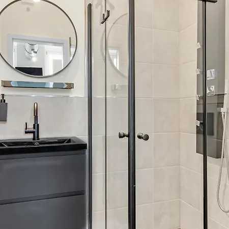 24-7 Living - Modern In With Connection Apartment *