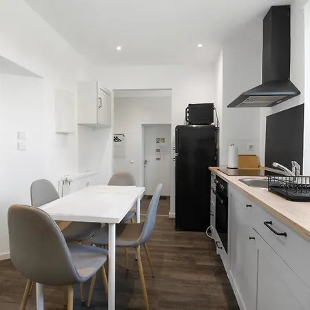 24-7 Living - Modern In With Connection *