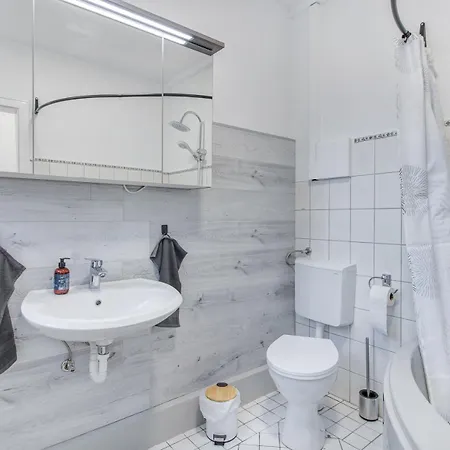 24-7 Living - Modern In With Connection Apartment *