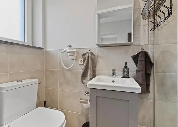 24-7 Living - Modern In With Connection * فالتروب