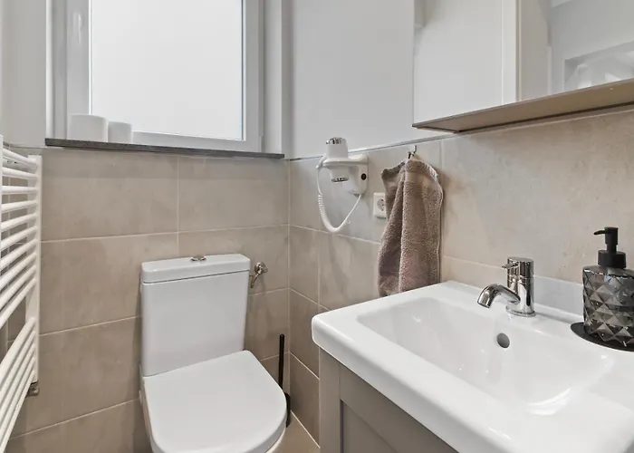 24-7 Living - Modern In With Connection *