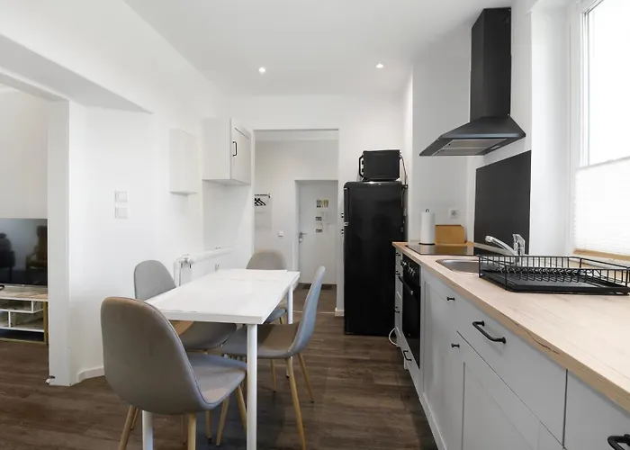 24-7 Living - Modern In With Connection *